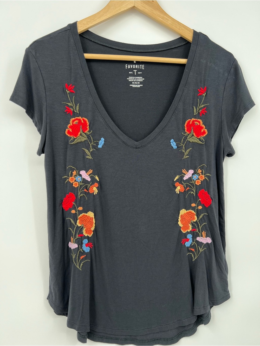 American Eagle Embroidered V-Neck Tee in Dark Gray-size medium
